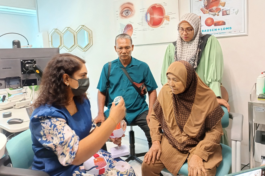 Successful Cataract Surgery for Pak Cik Petai Trader’s Wife