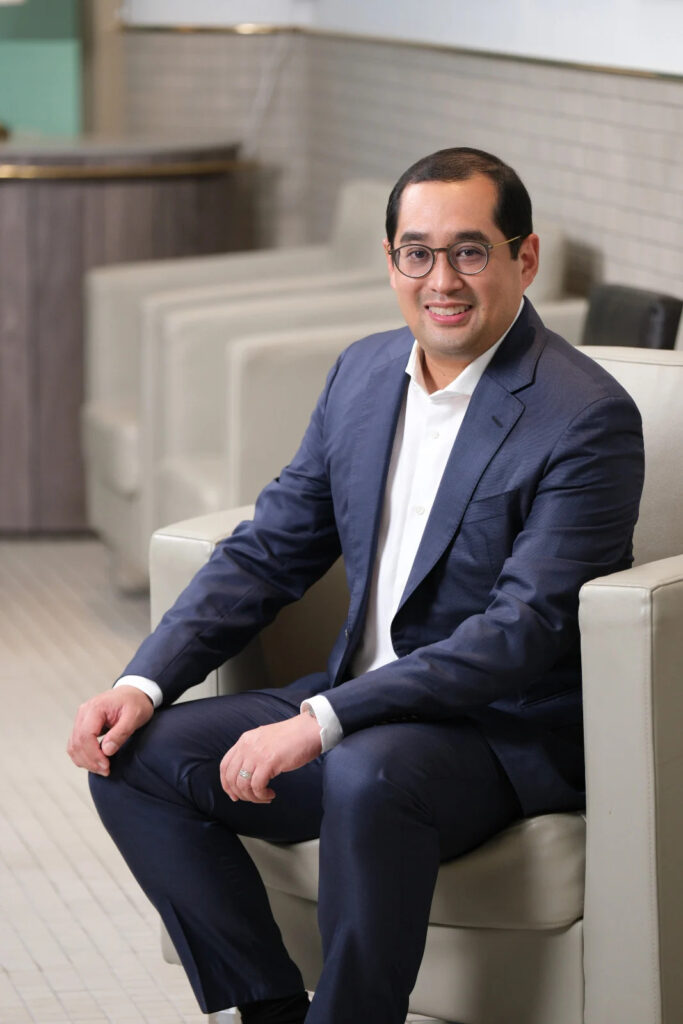 Dato’ Dr Luqman Mazlan, a colorectal surgeon at Hospital Picaso, plays an integral role in the surgical team while championing robotic innovation to elevate patient outcomes.